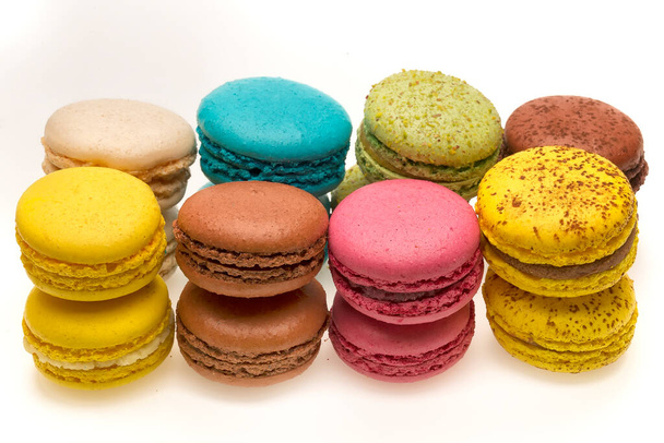 Macarrones franceses dulces y coloridos o macarones sobre fondo blanco, Postre. - Foto, Imagen