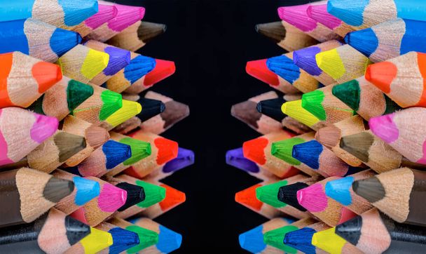 Цветные карандаши в ряд на черном фоне - Фото, изображение