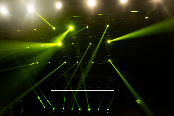 Luzes de concerto, palco, espetáculo e emoção. Lugares de luz em concerto, palco ao ar livre à noite, eletricidade nebulosa
. - Foto, Imagem