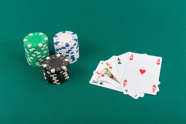 fichas de poker e cartas em fundo verde - Foto, Imagem