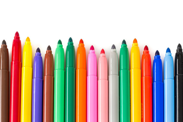 kleurrijke potloden geïsoleerd op witte achtergrond - Foto, afbeelding