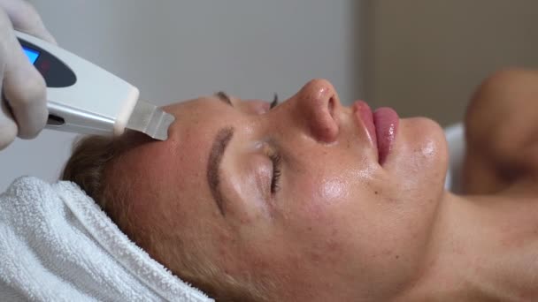 O dispositivo para limpeza facial ultrassónica. Limpeza facial em casa. Descascamento da face ultra-sônica    - Filmagem, Vídeo
