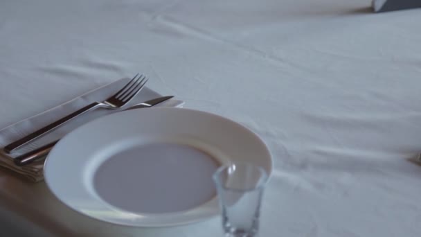 Schön servierter Tisch im Restaurant. - Filmmaterial, Video