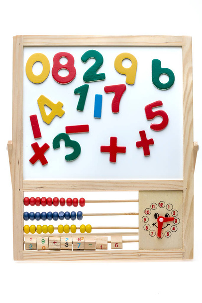 Contagens tradicionais / ábaco com contas de madeira coloridas em fundo cinza. Toy abacus para aprender a contar. Crianças coloridas contando quadro para crianças. As contagens mostram: um, dois, três, quatro, cinco. Espaço de cópia
. - Foto, Imagem