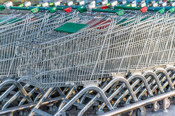 nákupní vozíky nákupní vozíky koupit jídlo a další zboží ve velkém nákupním centru. - Fotografie, Obrázek