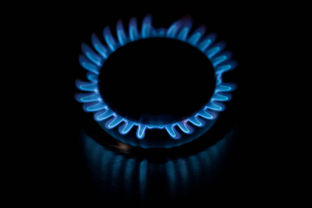 Modern konyha tűzhely szakács kék lángok égő. - Fotó, kép