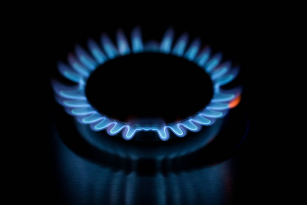 bruciatore a gas blu su sfondo scuro - Foto, immagini