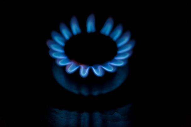 quemador de gas azul sobre fondo oscuro - Foto, Imagen