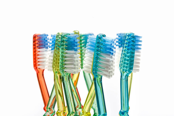 tandenborstels op witte achtergrond - Foto, afbeelding