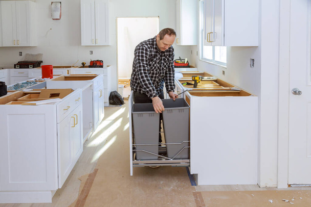 Gabinete ciego y cajones basura basura puede contador gabinetes en la cocina instalada de color blanco
 - Foto, Imagen