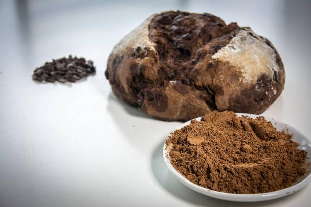 Barra de pan de cacao y chocolate - Foto, imagen