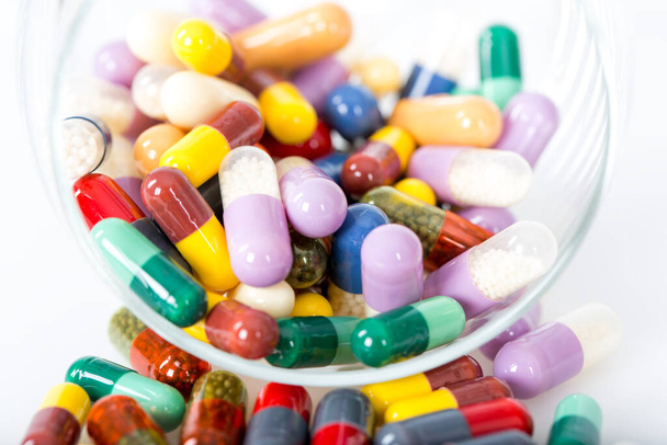 pilules et capsules sur fond blanc - Photo, image