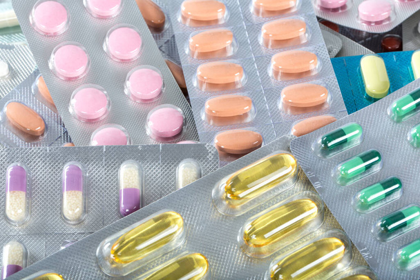 skupina různých pilulek v blistru balení na bílém pozadí - Fotografie, Obrázek
