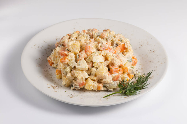 Moskou salade op een witte schotel - Foto, afbeelding