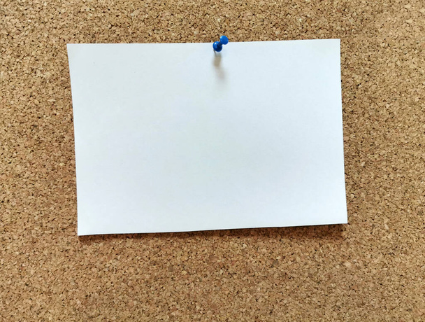Tablero de corcho con notas en blanco
 - Foto, Imagen
