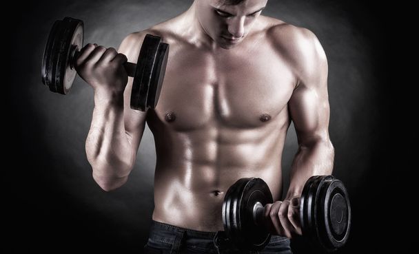 Lifting weights - 写真・画像