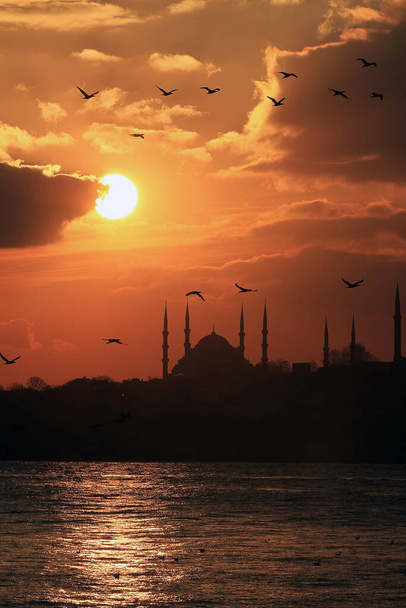 istanbul, turkey-circa september, 2019: view of the mosque in the evening, the sun is - Fotoğraf, Görsel