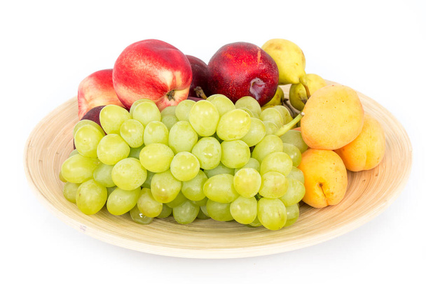 druiven geïsoleerd op witte achtergrond - Foto, afbeelding