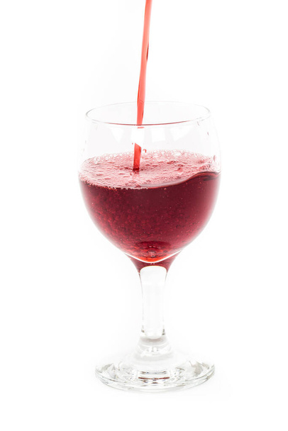 Rotwein in einem Glas auf weißem Hintergrund - Foto, Bild