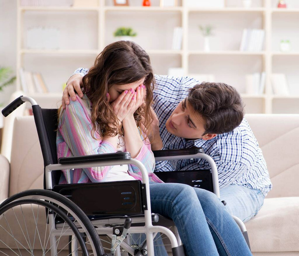 epätoivoinen vammainen pyörätuolissa - Valokuva, kuva