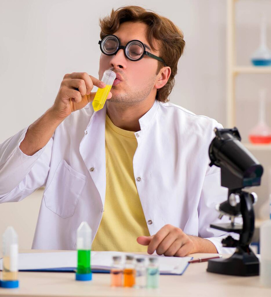 Funny químico loco haciendo experimentos y pruebas
 - Foto, imagen