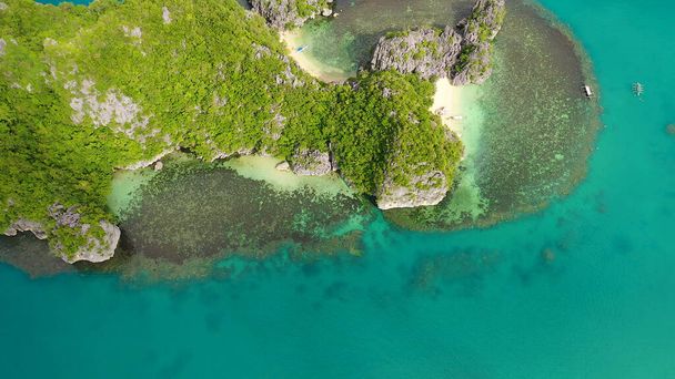 Sziklás sziget esőerdőkkel, légi kilátással. Karamói-szigetek, Fülöp-szigetek. - Fotó, kép