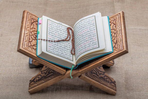 Istanbul, Turkey - December 03, 2016; Holy Quran and prayer beads on the stand with carving ornament. - Fotoğraf, Görsel
