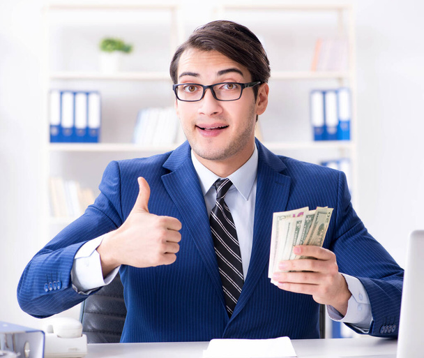 Бизнесмен получает свою зарплату и бонус - Фото, изображение