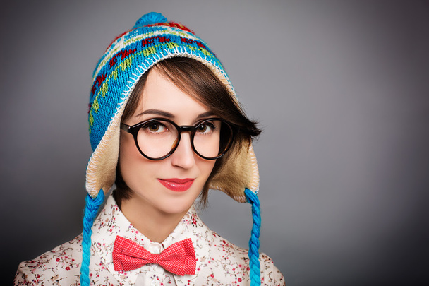 Портрет дівчини-гіпстера у смішному зимовому капелюсі
 - Фото, зображення