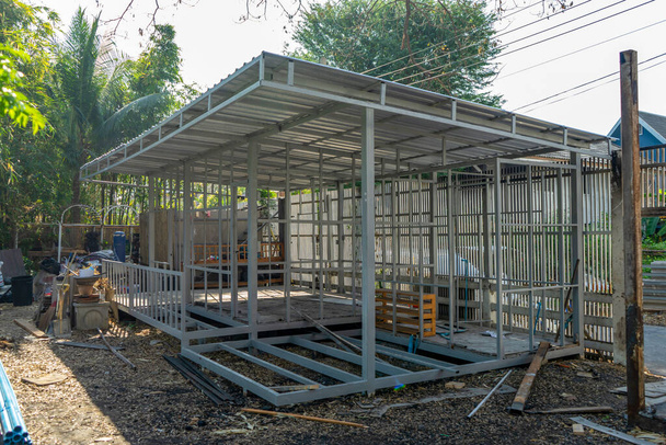 建設中の住宅小仮設住宅はセメントのない鋼製のポール構造と庭とフェンスの周りのレンガで作られています. - 写真・画像