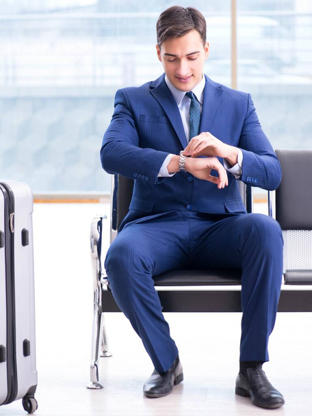 Empresario esperando en el aeropuerto para su avión en cla de negocios - Foto, Imagen