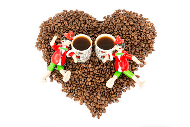 Hart koffie frame gemaakt van koffiebonen op thw witte achtergrond - Foto, afbeelding