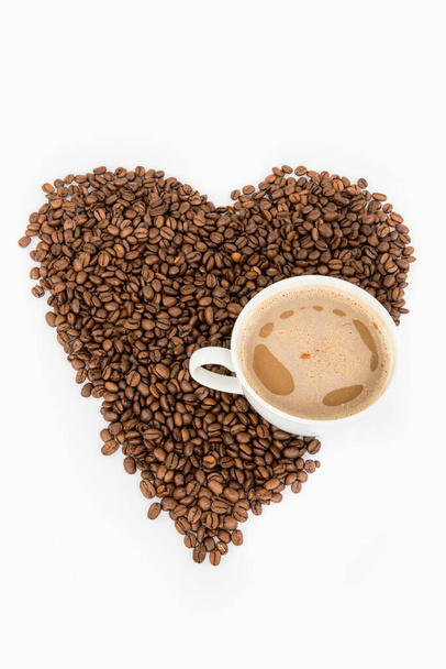 Marco de café corazón hecho de granos de café sobre fondo blanco thw - Foto, imagen