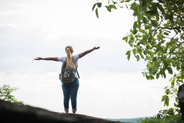 Chica turística con los brazos felices con la naturaleza cerca del río. Concepto de viaje
. - Foto, imagen