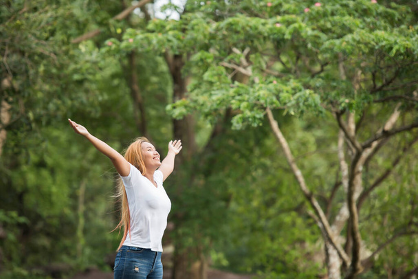 Jeune femme heureuse avec sac à dos levant la main profiter de la nature. Concept de voyage femme. - Photo, image