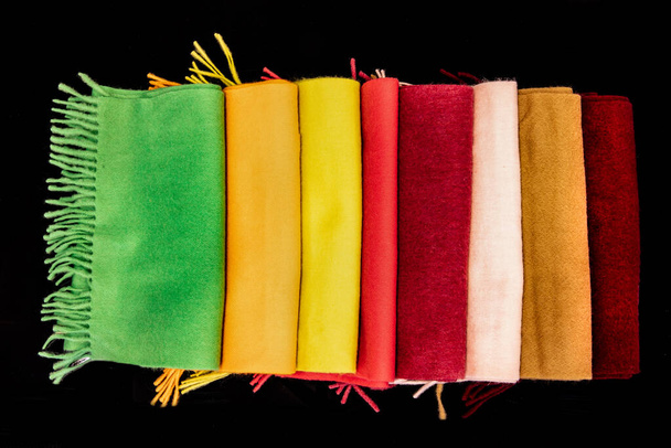 Kaschmirwollschals und -hüllen mit Linien und quadratischer Dekoration auf einem Marktstand - Foto, Bild