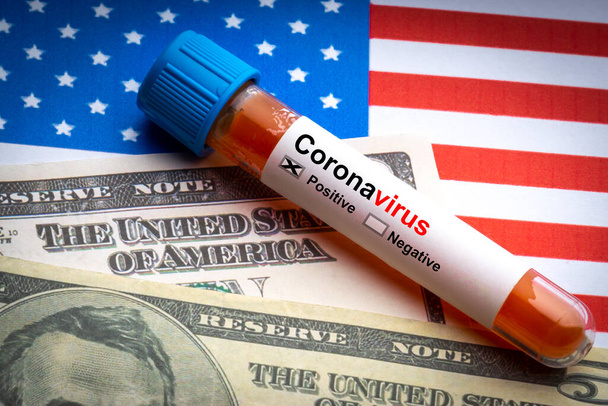 CORONAVIRUS COVID-19 texto, dólar estadounidense y tubo de vacío de muestra de sangre en el fondo de banderas de Estados Unidos. Concepto de Covid-19 o Coronavirus
  - Foto, Imagen