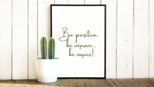 Inspirierendes Zitat auf einer weißen Tafel mit dem Satz "sei positiv, sei besser, sei inspirierend". Positiver Satz. Plakat, Karte, Banner oder Design. Kopierraum. Motivationszitat über das Leben. - Foto, Bild