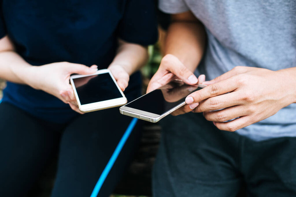 Fechar-se de amigos mãos jogar com smartphone juntos
. - Foto, Imagem