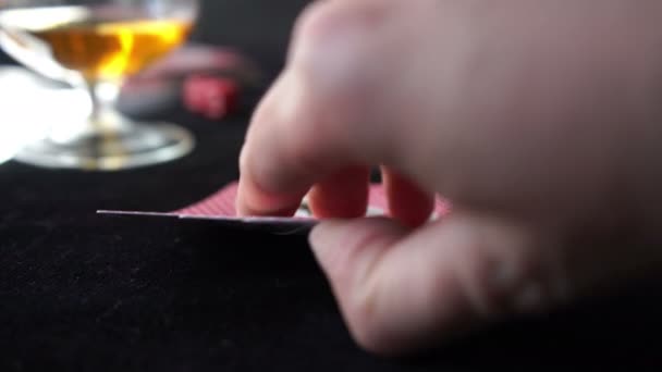 comprobación de cartas con combinación ganadora en la mesa negra, noche de juego de póquer
 - Imágenes, Vídeo