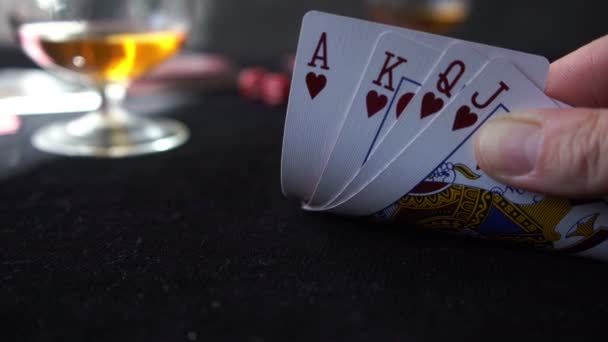 comprobación de cartas con combinación ganadora en la mesa negra, noche de juego de póquer
 - Imágenes, Vídeo