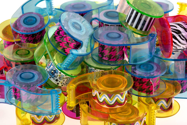 Heap van kleurrijke tape dispenser geïsoleerd op witte achtergrond - Foto, afbeelding