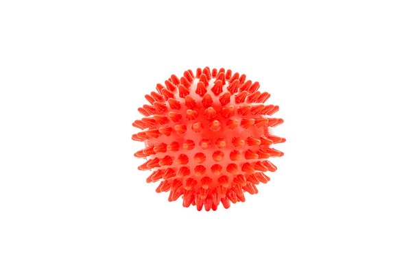 Masszázs labda vagy gumi tüske labda elszigetelt fehér háttérrel. Egészségügyi, önmasszázs és reflexológiai terápia koncepció - Fotó, kép