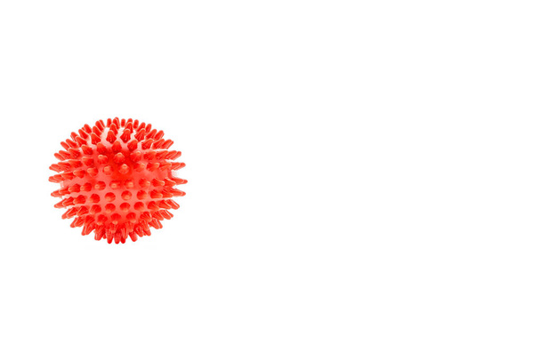 Bola de masaje o bola de goma aislada sobre fondo blanco. Salud, automasaje y concepto de terapia reflexológica
 - Foto, Imagen
