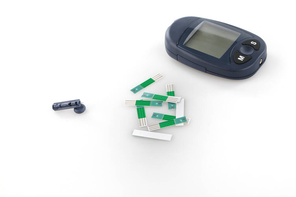 Diabetes con glucosímetro, lanceta. Kit de medición de azúcar en sangre. Glucosímetro y jeringa para insulina, control de la diabetes mellitus aislada sobre fondo blanco
. - Foto, imagen
