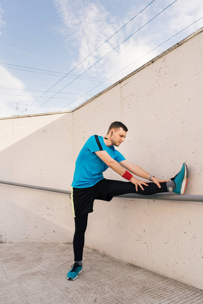 caucasico uomo stretching città allenamento - Foto, immagini