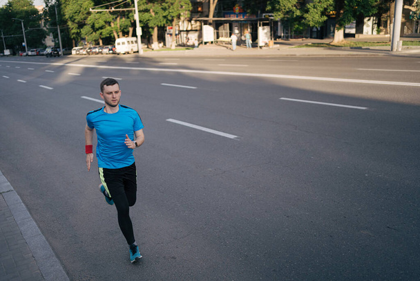 Atraktivní fit muž běží ve městě - Fotografie, Obrázek