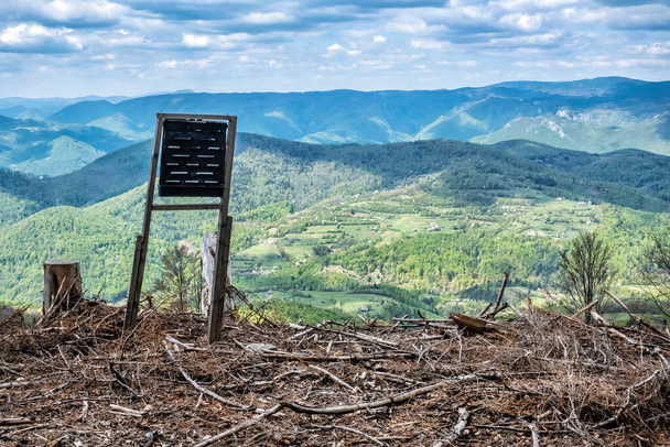 Paisaje rural y montañas Stolica, República Eslovaca. Tema de la calamidad forestal
. - Foto, Imagen