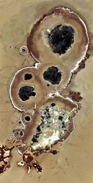 Pozemské metastázy, černé zlato, znečištěný pouštní písek, pocta Pollockovi, vertikální abstraktní fotografie pouště Afriky ze vzduchu, letecký pohled, abstraktní expresionismus, abstraktní naturalismus. - Fotografie, Obrázek