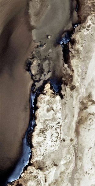 Uitgezaaide aarde, zwart goud, vervuild woestijnzand, eerbetoon aan Pollock, verticale abstracte fotografie van de woestijnen van Afrika vanuit de lucht, vanuit de lucht bekeken, abstract expressionisme, abstract naturalisme. - Foto, afbeelding